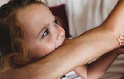 Гризење
 кај децата