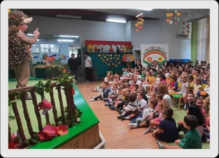 дечиња гледаат претстава