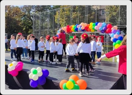 дечиња играат заедно